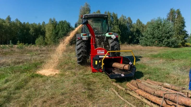 Rębak zamontowany na traktorze rozdrabniający gałęzie